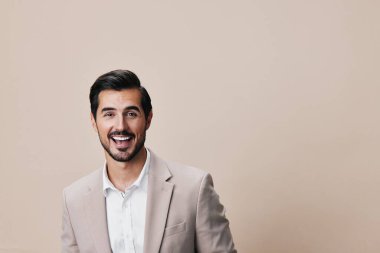 Mutlu adam işi yakışıklı iş adamı iş adamı kravat adam bej stüdyo genç beyaz telif alanı arka planı katlanmış moda portresi gülen ofis