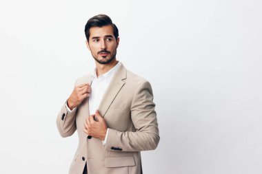 Erkek adam iş adamı gülümseyen münferit bej telif alanı yakışıklı mutlu profesyonel portre kendine güvenen moda sakalı iş elbisesi yönetici beyaz poz