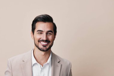 Yakışıklı bej renkli gülümseyen adam mutlu portre kurumsal başarı kravat sakal kopyacı iş adamı beyaz iş adamını tecrit etti başarılı takım elbise