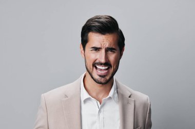 Gözlüklü, profesyonel, gülümseyen adam gülümseyen bej renkli, yakışıklı, gri portre ofis iş adamı başarılı, yönetici arka plan kopyalama uzayı