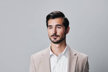 İdari model tebessüm gömleği bej mutlu izole edilmiş başarılı iş elbisesi gözlük, sakal seksi iş adamı...