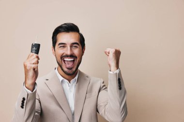 Adam sakallı mutlu iş hizmeti otomobil satın al güvenlik tebessümü müşteri tut güvenlik işadamı düğmesi beyaz bej el ver