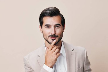 Mutlu adam iş adamı portresi zafer gözlüğü bej erkek, yetişkin kostüm genç sakal çekici başarı