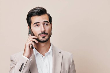 Man message application communication call selfie akıllı telefon elbise gülümseme iş adamı online portre telefon ticareti girişimci mutlu arka plan iş gri beyaz