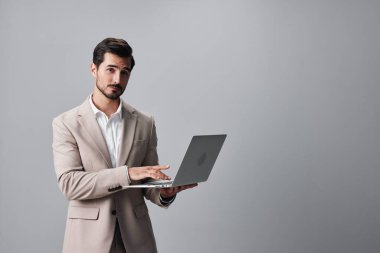 Copyspace man freelancer business smile bej sakallı portre çalışan arka planda gülümseyen yetişkin yönetici takım elbise bilgisayar şirketi iş gömleği dizüstü bilgisayar tarzı internet