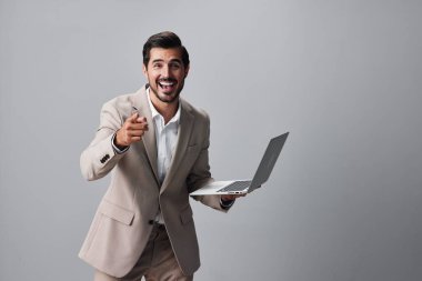 Fotokopici beyaz menajer serbest çalışan internet neşeli portre gülümseyen insan bilgisayar işi erkek iş adamı yetişkin dizüstü bilgisayar stüdyosu dijital
