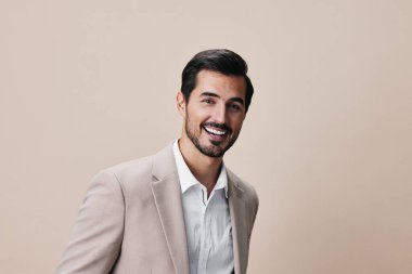 Gülümseyen adam kıyafeti mutlu model özgüvenli portre kopya uzay bej stüdyo izole gömlek iş adamı resmi iş gri beyaz yakışıklı iş adamı