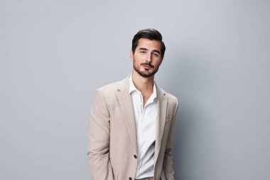 Erkek giysi mankenliği resmi, katlanır gözlüklü mutlu portre stüdyosu, fotokopi stüdyosu yakışıklı, genç gömlek, tarz sahibi iş adamı bej.