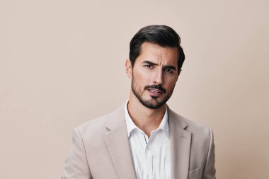 Çılgın eller yönetici kızgın yetişkin çalışan yüz ifadesi üzgün iş depresif erkek giysi kızgın iş patronu yalnız başına iş adamı bağırıyor