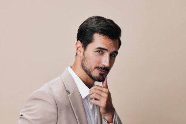Fotokopi uzay adamı yönetici adam mutlu takım elbise erkek çekici iş adamı portresi moda gri, yakışıklı, gülümseyen bej sakal stüdyosu