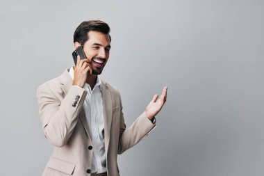 Mobil adam portresi Mutlu blog yazarı genç online adam beyaz yetişkin telefon gülümsemesi teknoloji akıllı telefon arama iş alanı tutun
