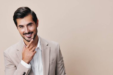 Fotokopici adam portresi bej rengi moda tarzı poz veren iş adamı ceketi izole edilmiş yakışıklı yakışıklı, gülen gri işgalci gülümseme modeli mutlu.
