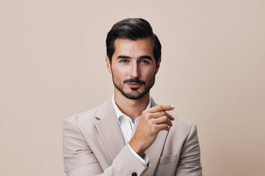 Yakışıklı sakallı, gri sakallı, bej, portre iş adamı, kopyalama uzayı gülümseyen, genç, yönetici seksi mesleği, moda, ofis tipi, çekici takım elbise.