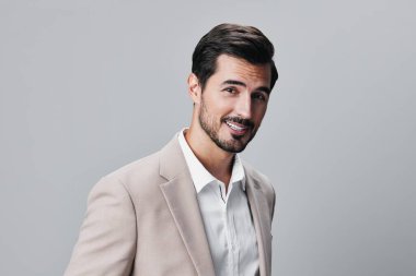 Adam mutlu ayakta duran kurumsal bej telif alanı işgali arka plan iş adamı portre izole moda yakışıklı gözlük takım elbise katlanır şık beyaz gülümseme