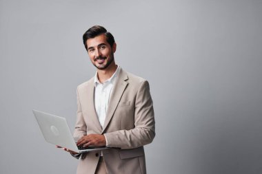 Yetişkin internet ofis arka planında bilgisayar işi telif uzayı gülümseyen iş sakallı stüdyo dizüstü bilgisayarı serbest çalışan ağ takım elbise gülüşü bej rengi bej kullanarak.