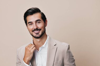 Takım elbiseli adam stüdyo işi gülümseme yakışıklı erkek mutlu gri portre gömlek iş adamı sakal profesyonel iş adamı bej yürütme kolu gülümseme