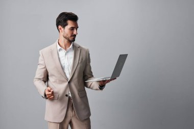 Teknoloji adamı gülümseyen kablosuz bilgisayar dizüstü bilgisayarı serbest çalışan online iş adamı bej iş adamı, erkek, kopyalanmış dijital model internet.