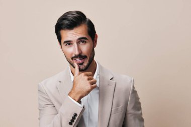 Adam mutlu mesut mesleğini icra ediyor kravat takıyor arka planda sakallı adam gülümseyen bej bej beyaz iş adamı yakışıklı izole edilmiş portresi