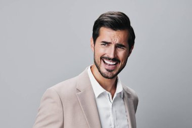 Şirket adamı poz veriyor. Gri takım elbiseli iş adamı gülümsüyor. Kopya uzay girişimcisi başarılı bej kravat portresi.