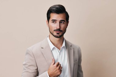 İş adamı portresi mutlu iş yeri telif hakkı gülümseme kol izole adam beyaz yakışıklı iş adamı model bej sakallı ofis yöneticisi