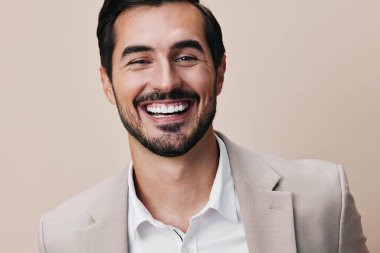 İş adamı gömleği arka plan profesyonel mutlu adam portresi kopyacı iş adamı başarısı yakışıklı bej kravat kendine güvenen genç iş