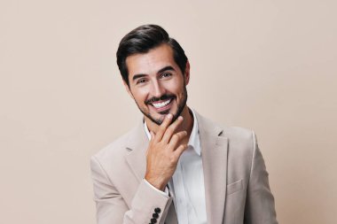 Erkek başarısı mutlu stil mekanı katlanmış gri portre yönetici takım elbise yakışıklı sakal işi bej gözlük gülümseyen genç seksi arka plan işadamı kendine güveniyor