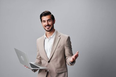 İnternet adamı profesyonel iş yeri beyaz bilgisayar gömleği arka plan gülen dizüstü bilgisayar serbest yazarlık işi siber alan çevrimiçi girişimci iş adamı
