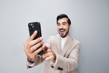 Mutlu adam internet işi fotokopi hücresi portresi gülümseme beyaz erkek teknoloji akıllı telefon izole arama yetişkin telefonu tutarak uzay selfie 'leri