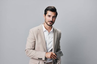 Erkek adam başarısı telefon iletişimi cep telefonu iş adamı yakışıklı takım elbiseli girişimci gri portre yaşam tarzı mutlu gülümseme telefonu