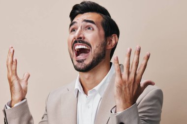 Adam uzaya yalvarıyor üzgün iş adamı kızgın jest depresif smokin patron çığlık çığlığa başarılı iş elbisesi iş adamı el yöneticisi