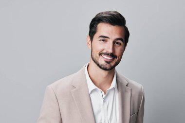 Erkek adam ayakta modellik yapıyor, gülümsüyor, fotokopi odası kıyafetleri giyiyor, stüdyo işi yapıyor, bej gözlükler yakışıklı, seksi, stil sahibi portre mutlu.