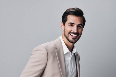Yakışıklı adam işi, mutlu gülümseme, başarılı bir portre modeli, gülümseyen insan, fotokopi odası gömleği, beyaz bej iş adamı pozu.