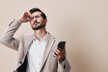 holding man business background phone blog sakallı cep telefonu portresi fotokopi çevrimiçi gülen uzay telefonu akıllı telefon mutlu teknoloji cep telefonu giysisi cep telefonu selfie 'leri