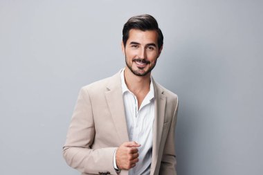 Erkek işi münzevi gülümseme takım elbise, fotokopi gömleği, kollara poz veren genç iş adamı portresi profesyonel yönetici girişimci gri bej yakışıklı mutlu.