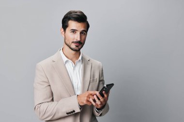 Adam yetişkin selfie 'si iş adamı kıyafeti internet telefonu telefon uygulaması siber uzay uygulaması gülümseme alışverişi mobil fotokopi alanı