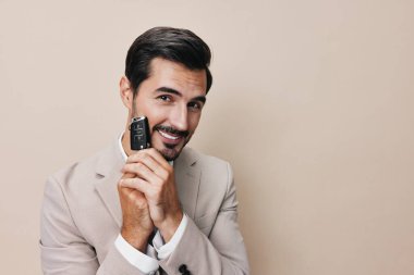 Adam otomobil yeni holding sistemi gülümseme servis düğmesi kilitli stüdyo mutlu model otomobil müşteri sakallı adam