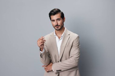 Erkek işadamı gülümsüyor profesyonel portre moda arka plan fotokopi yakışıklı yakışıklı yakışıklı seksi beyaz yönetici gülümsemesi bej iş elbisesi resmi girişimci