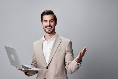 Man business laptop teknolojisi gülümseme iş adamı kopyacı serbest stüdyo bilgisayar kablosuz internet elbise gülümseme profesyonel yakışıklı ofis stil iş izole
