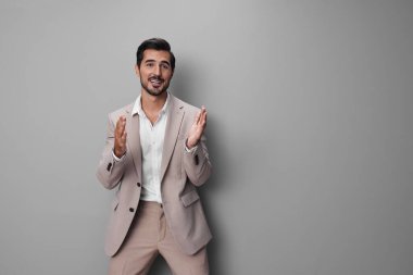 Erkek kravat ofisi katlanmış takım elbiseli seksi yürütme işi başarılı moda mutlu iş adamı portresi yakışıklı bej rengi profesyonel izole edilmiş