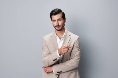 Gri adam stil haç takım elbise ayakta seksi yakışıklı bej gülümseme katlanmış mutlu iş adamı kopyalanmış başarı portresi gülen insan