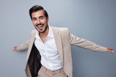 Zafer adamı, stüdyo stüdyosunu izole etti. Neşeli, mutlu, mutlu, başarılı, kollu, şık, el yapımı, bej iş elbisesi mankeni işi.