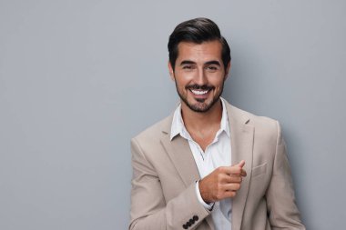 Yakışıklı, kendine güvenen takım elbiseli, bej rengi sakallı, kollu, portre gözlüklü, işadamı, iş adamı gri, telif hakkı sahibi, gülümseyen bir erkek.