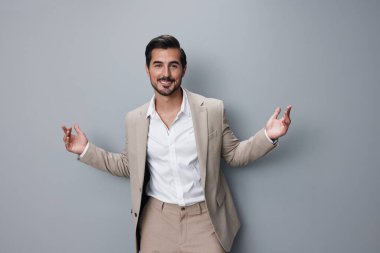 Adam yakışıklı, mutlu, model iş adamı gülümsemesi beyaz iş portresi moda tarzı katlanmış, profesyonel bej rengi.