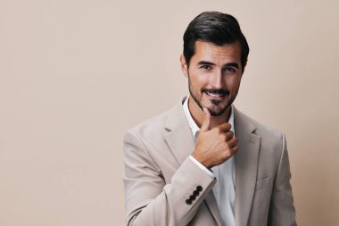 Adam gülümsüyor moda yakışıklı iş adamı katlanmış erkek takım elbise bej portre işi beyaz telif alanı kendinden emin, güler yüzlü iş adamı mutlu iş adamı