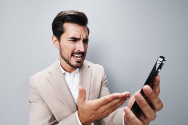 Gri cep telefonu uzay giysisi sakallı mutlu fotokopi telefon iş adamı portresi akıllı telefon bej tebessüm bağlantısı blogcuyu ara