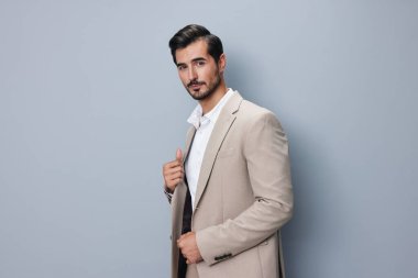 Bej takım elbiseli yakışıklı çekici iş adamı çaprazlanmış genç gülümseme portresi yakışıklı erkek telif uzayı işi başarılı silah moda