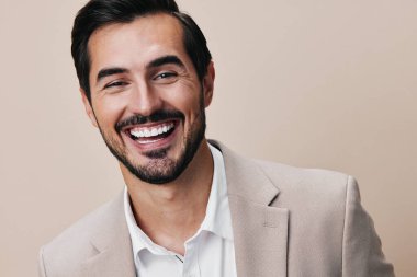 İş adamı bej iş adamı seksi takım elbise telif alanı gülümseyen genç portre yöneticisi şirket modası mutlu resmi katlanmış meslek sahibi yakışıklı