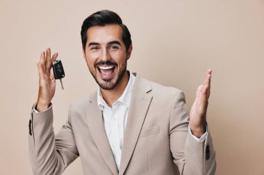 Adam arka plan kredi sürücüsü anahtar bej araba kiralama otomobil holding işletme hizmetleri düzenleme gülümseme el işareti yeni beyaz alarm