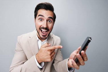 İletişim adamı, cep telefonu gri cep telefonu bağlantısı izole edilmiş akıllı telefon görüşmesi online erkek internet, kurumsal mutlu iş elbisesi gülümseme portresi