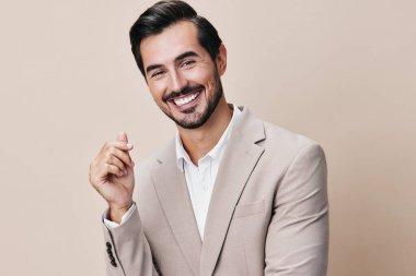 Erkek adam yakışıklı iş adamı resmi fotokopi dünyası mesleği güler yüzlü bej beyaz ofis gömleği girişimcisi başarılı gözlük camı mutlu portre elbisesi katladı